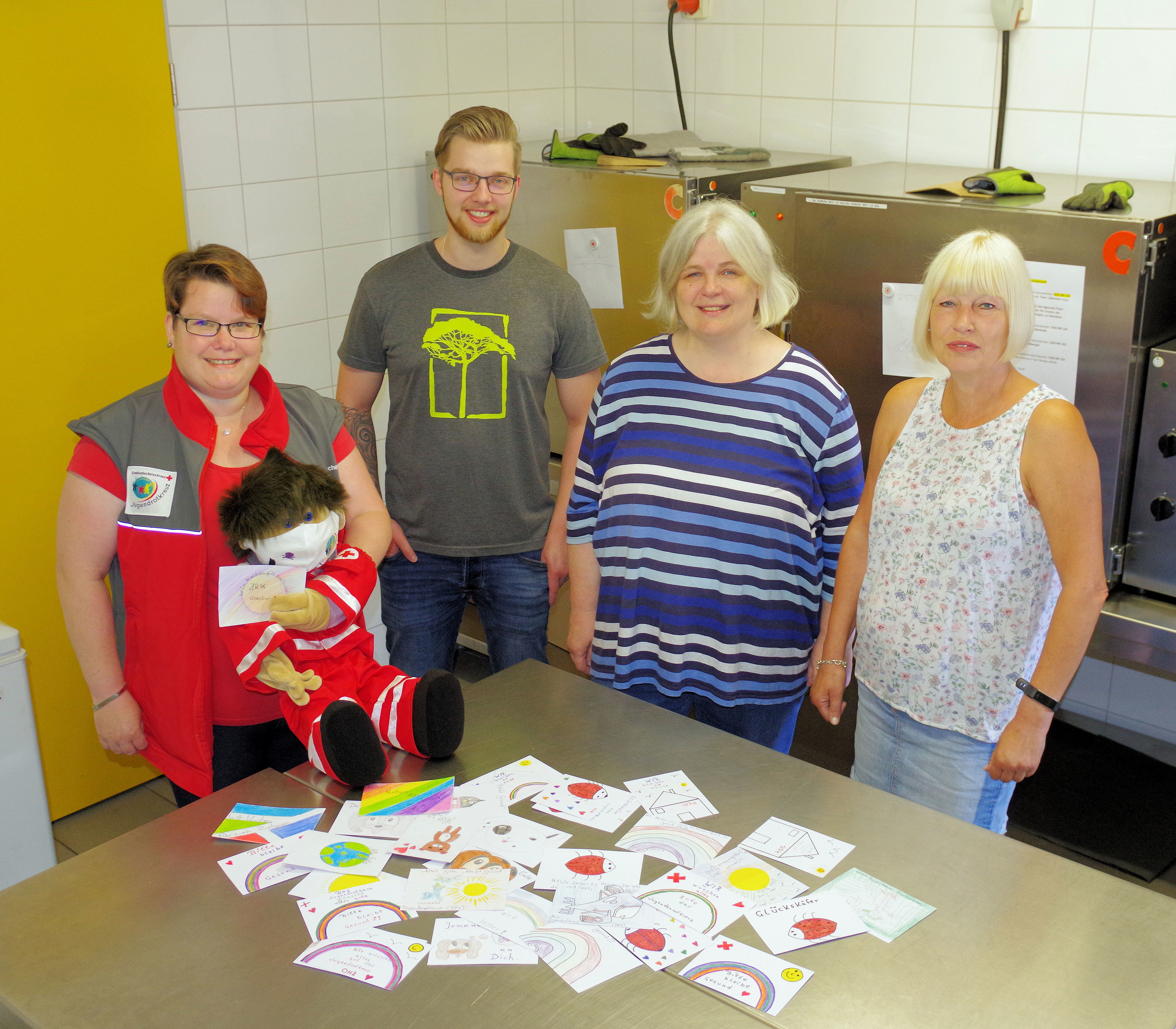 Das Team des DRK-Menü-Service präsentiert einen Teil der Grußkarten.